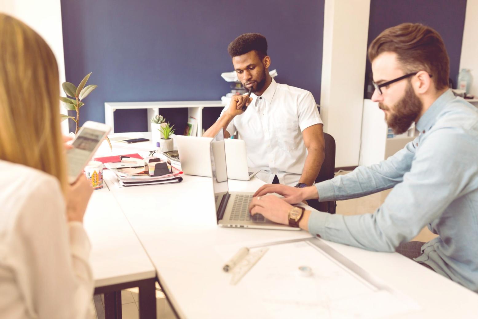 Équipe travaillant sur analyses financières en entreprise